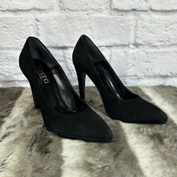 BNIB simple black pumps - Picture 2 of 8